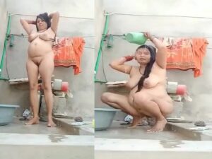 mature bhabhi head bath in nude video