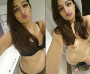 Hot dubai girl posing naked in front of camera