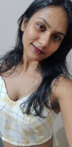 Indian maal showing topless body in selfies for