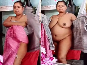 MILF opens towel and shows nude body assets viral
