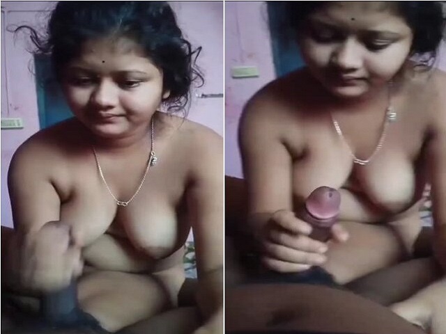 chubby bhabhi gives handjob with boobs shown on