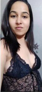 homely Indian girlfriend topless selfies for