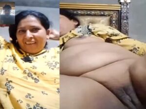 mature desi lady showing her body parts and fingering