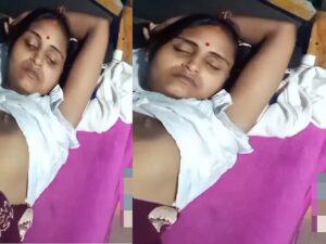 sleepy bhabhi shows boobs on video call to her
