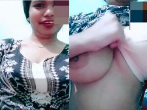 desi girl lifting bra and showing big boob to